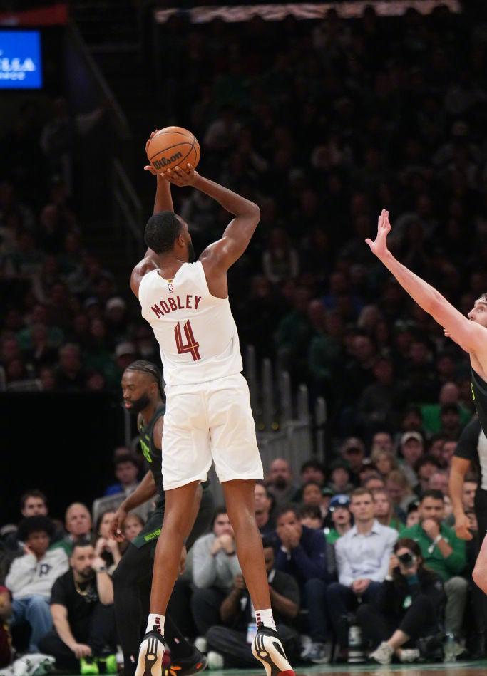 爱游戏-塔图姆连续十场比赛得分超过赛况扑朔迷离，DWG挑战极限！的简单介绍